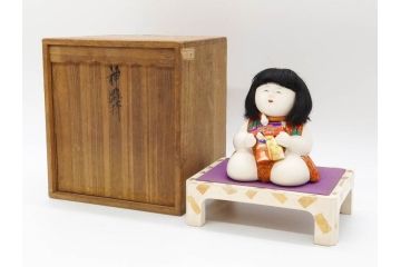 時代物　友寿作　神雛持　御所人形　ぽってりとした丸いフォルムが愛らしい木目込み人形(大阪大丸、木彫り、子供、子ども、台付き、木箱付き)(R-075125)
