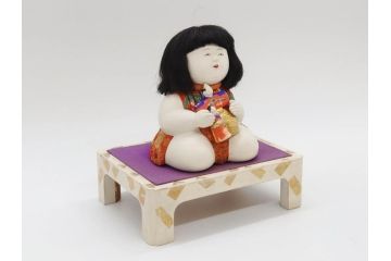 時代物　友寿作　神雛持　御所人形　ぽってりとした丸いフォルムが愛らしい木目込み人形(大阪大丸、木彫り、子供、子ども、台付き、木箱付き)(R-075125)