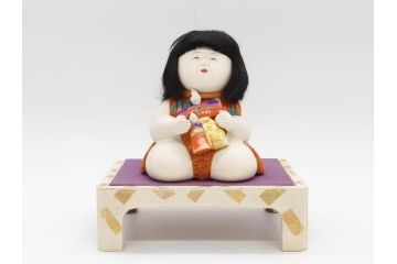 時代物　友寿作　神雛持　御所人形　ぽってりとした丸いフォルムが愛らしい木目込み人形(大阪大丸、木彫り、子供、子ども、台付き、木箱付き)(R-075125)