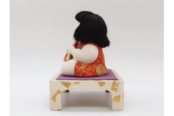 時代物　友寿作　神雛持　御所人形　ぽってりとした丸いフォルムが愛らしい木目込み人形(大阪大丸、木彫り、子供、子ども、台付き、木箱付き)(R-075125)