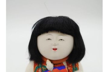 時代物　友寿作　神雛持　御所人形　ぽってりとした丸いフォルムが愛らしい木目込み人形(大阪大丸、木彫り、子供、子ども、台付き、木箱付き)(R-075125)