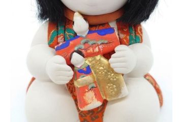 時代物　友寿作　神雛持　御所人形　ぽってりとした丸いフォルムが愛らしい木目込み人形(大阪大丸、木彫り、子供、子ども、台付き、木箱付き)(R-075125)