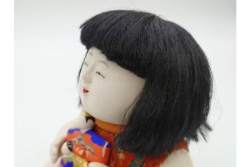 時代物　友寿作　神雛持　御所人形　ぽってりとした丸いフォルムが愛らしい木目込み人形(大阪大丸、木彫り、子供、子ども、台付き、木箱付き)(R-075125)