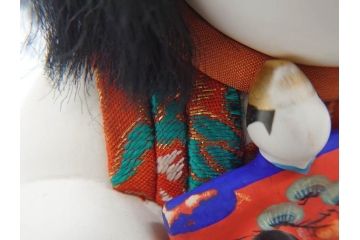 時代物　友寿作　神雛持　御所人形　ぽってりとした丸いフォルムが愛らしい木目込み人形(大阪大丸、木彫り、子供、子ども、台付き、木箱付き)(R-075125)