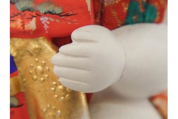 時代物　友寿作　神雛持　御所人形　ぽってりとした丸いフォルムが愛らしい木目込み人形(大阪大丸、木彫り、子供、子ども、台付き、木箱付き)(R-075125)
