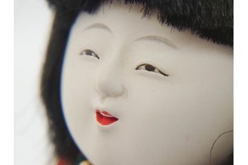時代物　友寿作　神雛持　御所人形　ぽってりとした丸いフォルムが愛らしい木目込み人形(大阪大丸、木彫り、子供、子ども、台付き、木箱付き)(R-075125)