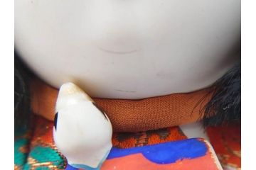 時代物　友寿作　神雛持　御所人形　ぽってりとした丸いフォルムが愛らしい木目込み人形(大阪大丸、木彫り、子供、子ども、台付き、木箱付き)(R-075125)