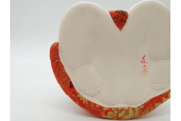 時代物　友寿作　神雛持　御所人形　ぽってりとした丸いフォルムが愛らしい木目込み人形(大阪大丸、木彫り、子供、子ども、台付き、木箱付き)(R-075125)