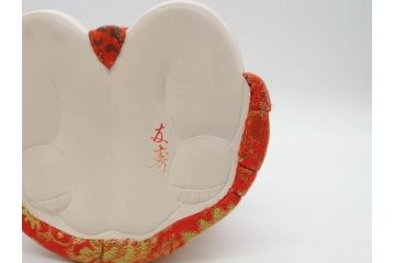 時代物　友寿作　神雛持　御所人形　ぽってりとした丸いフォルムが愛らしい木目込み人形(大阪大丸、木彫り、子供、子ども、台付き、木箱付き)(R-075125)