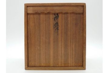 時代物　友寿作　神雛持　御所人形　ぽってりとした丸いフォルムが愛らしい木目込み人形(大阪大丸、木彫り、子供、子ども、台付き、木箱付き)(R-075125)