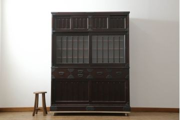 中古　美品!!　国産民芸家具　重厚感ある佇まいが魅力的な金具付き二段重ね水屋箪笥(食器棚、戸棚、収納棚、キャビネット、重ねタンス)(R-075137)
