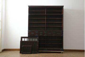 中古　美品!!　国産民芸家具　重厚感ある佇まいが魅力的な金具付き二段重ね水屋箪笥(食器棚、戸棚、収納棚、キャビネット、重ねタンス)(R-075137)