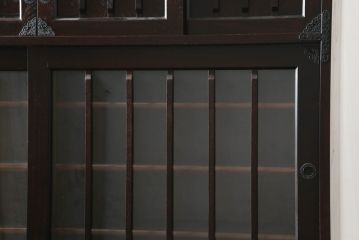 中古　美品!!　国産民芸家具　重厚感ある佇まいが魅力的な金具付き二段重ね水屋箪笥(食器棚、戸棚、収納棚、キャビネット、重ねタンス)(R-075137)