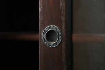 中古　美品!!　国産民芸家具　重厚感ある佇まいが魅力的な金具付き二段重ね水屋箪笥(食器棚、戸棚、収納棚、キャビネット、重ねタンス)(R-075137)