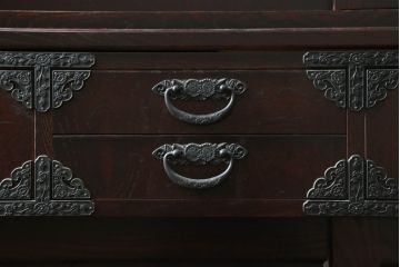 中古　美品!!　国産民芸家具　重厚感ある佇まいが魅力的な金具付き二段重ね水屋箪笥(食器棚、戸棚、収納棚、キャビネット、重ねタンス)(R-075137)