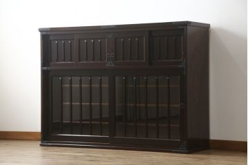 中古　美品!!　国産民芸家具　重厚感ある佇まいが魅力的な金具付き水屋箪笥サイドボード(食器棚、戸棚、収納棚、サイドキャビネット)(R-075138)