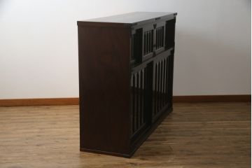中古　美品!!　国産民芸家具　重厚感ある佇まいが魅力的な金具付き水屋箪笥サイドボード(食器棚、戸棚、収納棚、サイドキャビネット)(R-075138)