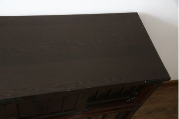 中古　美品!!　国産民芸家具　重厚感ある佇まいが魅力的な金具付き水屋箪笥サイドボード(食器棚、戸棚、収納棚、サイドキャビネット)(R-075138)