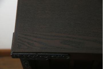 中古　美品!!　国産民芸家具　重厚感ある佇まいが魅力的な金具付き水屋箪笥サイドボード(食器棚、戸棚、収納棚、サイドキャビネット)(R-075138)
