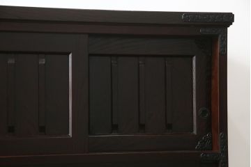 中古　美品!!　国産民芸家具　重厚感ある佇まいが魅力的な金具付き水屋箪笥サイドボード(食器棚、戸棚、収納棚、サイドキャビネット)(R-075138)
