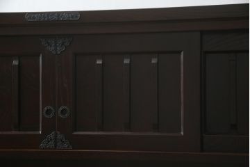 中古　美品!!　国産民芸家具　重厚感ある佇まいが魅力的な金具付き水屋箪笥サイドボード(食器棚、戸棚、収納棚、サイドキャビネット)(R-075138)