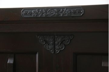 中古　美品!!　国産民芸家具　重厚感ある佇まいが魅力的な金具付き水屋箪笥サイドボード(食器棚、戸棚、収納棚、サイドキャビネット)(R-075138)