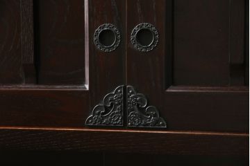 中古　美品!!　国産民芸家具　重厚感ある佇まいが魅力的な金具付き水屋箪笥サイドボード(食器棚、戸棚、収納棚、サイドキャビネット)(R-075138)