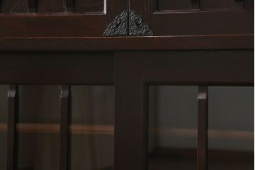 中古　美品!!　国産民芸家具　重厚感ある佇まいが魅力的な金具付き水屋箪笥サイドボード(食器棚、戸棚、収納棚、サイドキャビネット)(R-075138)