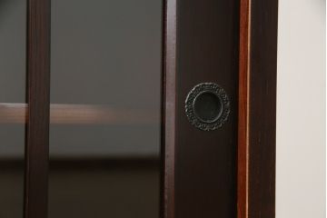 中古　美品!!　国産民芸家具　重厚感ある佇まいが魅力的な金具付き水屋箪笥サイドボード(食器棚、戸棚、収納棚、サイドキャビネット)(R-075138)