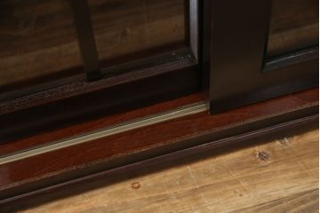 中古　美品!!　国産民芸家具　重厚感ある佇まいが魅力的な金具付き水屋箪笥サイドボード(食器棚、戸棚、収納棚、サイドキャビネット)(R-075138)
