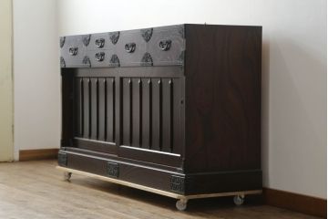 中古　美品!!　国産民芸家具　重厚感ある佇まいが魅力的な金具付き水屋箪笥サイドボード(食器棚、戸棚、収納棚、サイドキャビネット)(R-075139)