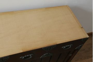 中古　美品!!　国産民芸家具　重厚感ある佇まいが魅力的な金具付き水屋箪笥サイドボード(食器棚、戸棚、収納棚、サイドキャビネット)(R-075139)
