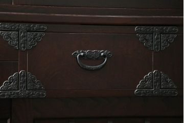 中古　美品!!　国産民芸家具　重厚感ある佇まいが魅力的な金具付き水屋箪笥サイドボード(食器棚、戸棚、収納棚、サイドキャビネット)(R-075139)