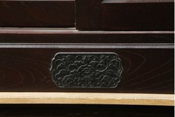 中古　美品!!　国産民芸家具　重厚感ある佇まいが魅力的な金具付き水屋箪笥サイドボード(食器棚、戸棚、収納棚、サイドキャビネット)(R-075139)