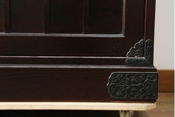 中古　美品!!　国産民芸家具　重厚感ある佇まいが魅力的な金具付き水屋箪笥サイドボード(食器棚、戸棚、収納棚、サイドキャビネット)(R-075139)