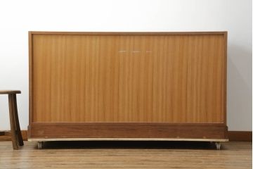 中古　美品!!　国産民芸家具　重厚感ある佇まいが魅力的な金具付き水屋箪笥サイドボード(食器棚、戸棚、収納棚、サイドキャビネット)(R-075139)