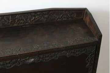 和製アンティーク　軽井沢彫り　シックな色合いと桜の彫刻が美しいライティングビューロー(簿記机、ワークデスク、収納棚、戸棚、在宅用、在宅ワーク用)(R-075141)
