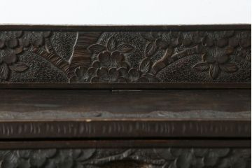 和製アンティーク　軽井沢彫り　シックな色合いと桜の彫刻が美しいライティングビューロー(簿記机、ワークデスク、収納棚、戸棚、在宅用、在宅ワーク用)(R-075141)