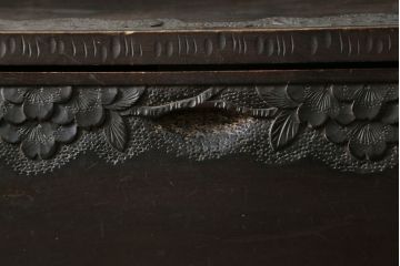和製アンティーク　軽井沢彫り　シックな色合いと桜の彫刻が美しいライティングビューロー(簿記机、ワークデスク、収納棚、戸棚、在宅用、在宅ワーク用)(R-075141)