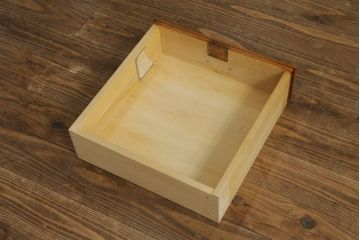 中古　横浜クラシック家具　ダニエル(Daniel)　アーリーアメリカンシリーズ　A-113　温かみのある色合いが魅力的な縦型チェスト(トールチェスト、サイドチェスト、引き出し)(R-075142)