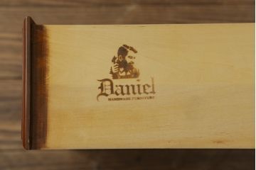 中古　横浜クラシック家具　ダニエル(Daniel)　アーリーアメリカンシリーズ　A-113　温かみのある色合いが魅力的な縦型チェスト(トールチェスト、サイドチェスト、引き出し)(R-075142)
