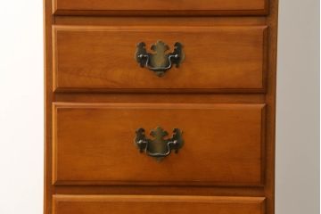 中古　横浜クラシック家具　ダニエル(Daniel)　アーリーアメリカンシリーズ　A-113　温かみのある色合いが魅力的な縦型チェスト(トールチェスト、サイドチェスト、引き出し)(R-075142)
