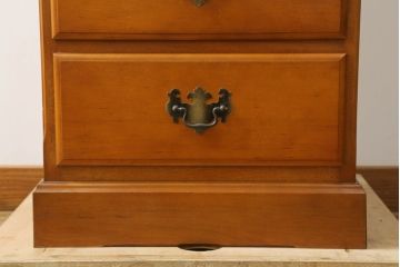 中古　横浜クラシック家具　ダニエル(Daniel)　アーリーアメリカンシリーズ　A-113　温かみのある色合いが魅力的な縦型チェスト(トールチェスト、サイドチェスト、引き出し)(R-075142)
