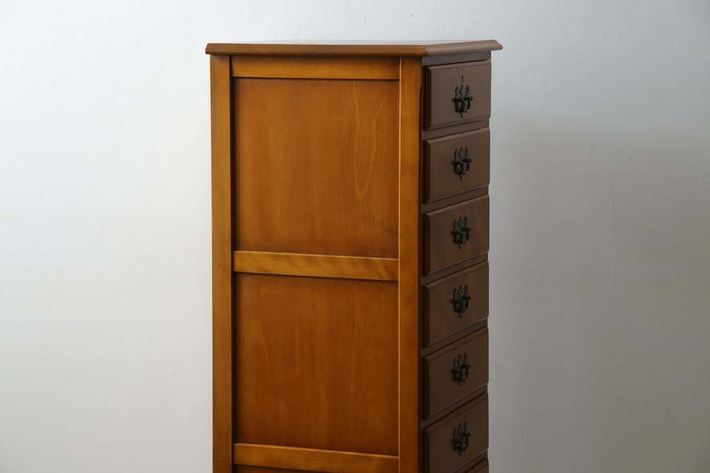 中古　横浜クラシック家具　ダニエル(Daniel)　アーリーアメリカンシリーズ　A-113　温かみのある色合いが魅力的な縦型チェスト　(R-075142)