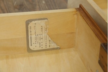 中古　横浜クラシック家具　ダニエル(Daniel)　アーリーアメリカンシリーズ　A-113　温かみのある色合いが魅力的な縦型チェスト　(R-075142)