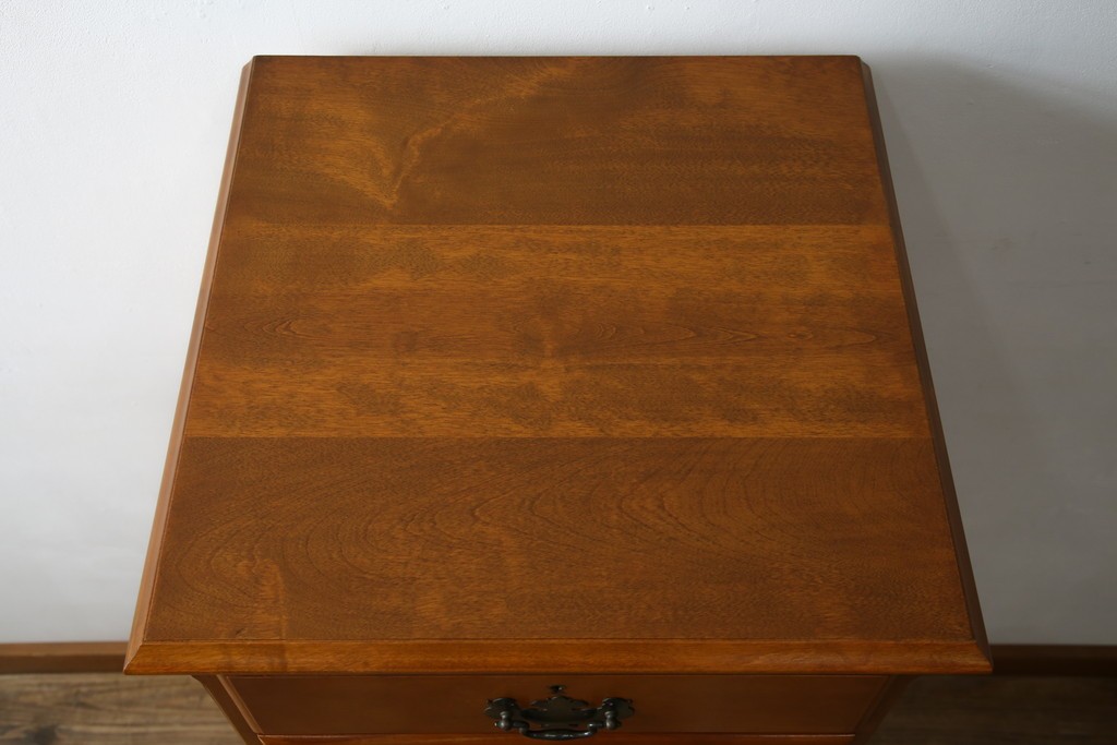 中古　横浜クラシック家具　ダニエル(Daniel)　アーリーアメリカンシリーズ　A-113　温かみのある色合いが魅力的な縦型チェスト　(R-075142)