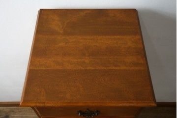 中古　横浜クラシック家具　ダニエル(Daniel)　アーリーアメリカンシリーズ　A-113　温かみのある色合いが魅力的な縦型チェスト　(R-075142)