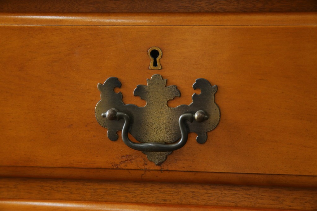 中古　横浜クラシック家具　ダニエル(Daniel)　アーリーアメリカンシリーズ　A-113　温かみのある色合いが魅力的な縦型チェスト　(R-075142)