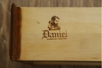 中古　横浜クラシック家具　ダニエル(Daniel)　アーリーアメリカンシリーズ　A-113　温かみのある色合いが魅力的な縦型チェスト　(R-075142)