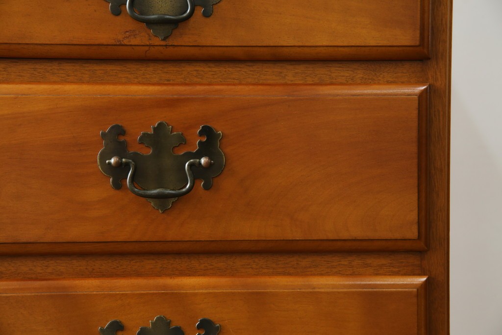 中古　横浜クラシック家具　ダニエル(Daniel)　アーリーアメリカンシリーズ　A-113　温かみのある色合いが魅力的な縦型チェスト　(R-075142)